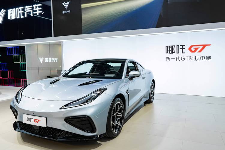 东莞51哪吒汽车在智能汽车领域的表现，领途汽车在新能源汽车市场中的影响力